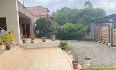 Flamante villa en venta de una planta Urb. Privada Challuabamba con 1.260m2T