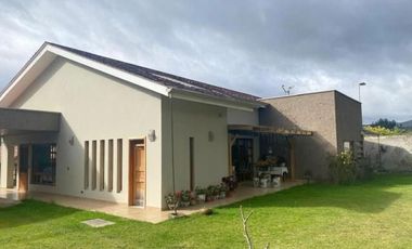 Flamante villa en venta de una planta Urb. Privada Challuabamba con 1.260m2T