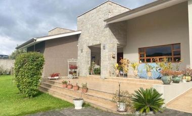Flamante villa en venta de una planta Urb. Privada Challuabamba con 1.260m2T