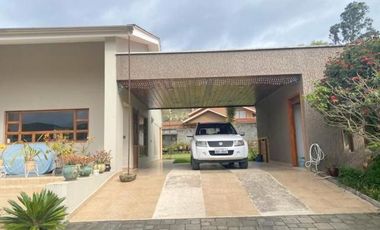 Flamante villa en venta de una planta Urb. Privada Challuabamba con 1.260m2T