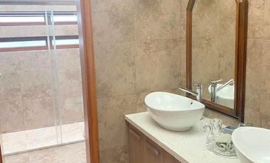 Flamante villa en venta de una planta Urb. Privada Challuabamba con 1.260m2T