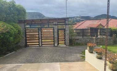 Flamante villa en venta de una planta Urb. Privada Challuabamba con 1.260m2T