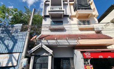 Commercial building for sale, 3 and a half floors, in the middle of Chiang Mai.
