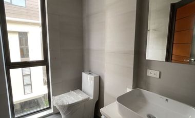 4br Townhouse in Quezon City Tandang Sora Congressional Visayas Ave inside subdivision