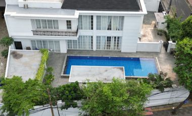 Rumah  mewah full furnish jalan lebar di cempaka putih Jakarta pusat