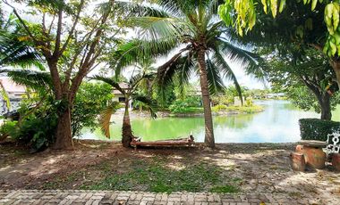 Villa on large beach plot in Rock Garden, Rayong
