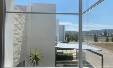 Casa en Venta de 3 recamaras muy amplias zona Exclusiva de Altozano en coto con acceso controlado amplias Areas verdes