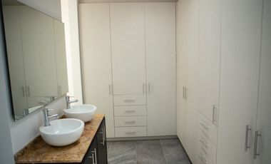 Casa en Venta de 3 recamaras muy amplias zona Exclusiva de Altozano en coto con acceso controlado amplias Areas verdes