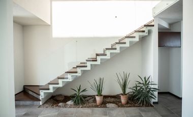 Casa en Venta de 3 recamaras muy amplias zona Exclusiva de Altozano en coto con acceso controlado amplias Areas verdes