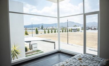 Casa en Venta de 3 recamaras muy amplias zona Exclusiva de Altozano en coto con acceso controlado amplias Areas verdes