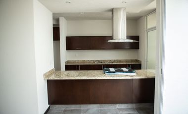 Casa en Venta de 3 recamaras muy amplias zona Exclusiva de Altozano en coto con acceso controlado amplias Areas verdes