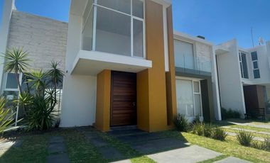 Casa en Venta de 3 recamaras muy amplias zona Exclusiva de Altozano en coto con acceso controlado amplias Areas verdes