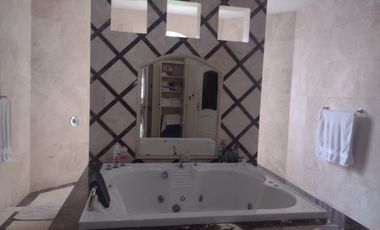 La Planicie - Vendo espectacular casa estilo americano - 7 Dorm, 15 Cocheras, Piscina, Dpto independiente, etc.