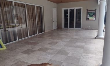 La Planicie - Vendo espectacular casa estilo americano - 7 Dorm, 15 Cocheras, Piscina, Dpto independiente, etc.
