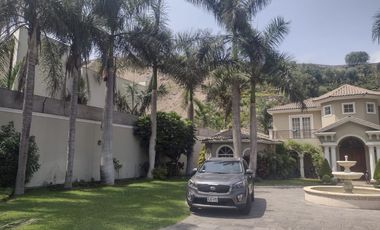 La Planicie - Vendo espectacular casa estilo americano - 7 Dorm, 15 Cocheras, Piscina, Dpto independiente, etc.