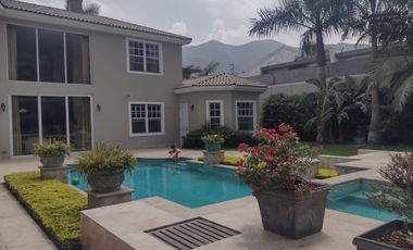 La Planicie - Vendo espectacular casa estilo americano - 7 Dorm, 15 Cocheras, Piscina, Dpto independiente, etc.