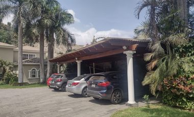 La Planicie - Vendo espectacular casa estilo americano - 7 Dorm, 15 Cocheras, Piscina, Dpto independiente, etc.