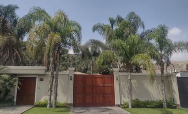 La Planicie - Vendo espectacular casa estilo americano - 7 Dorm, 15 Cocheras, Piscina, Dpto independiente, etc.
