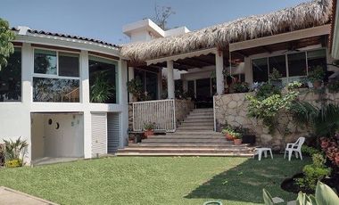 EXCELENTE CASA EN FRACC. Y CLUB DE GOLF STA. FE