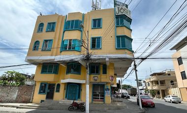 EDIFICIO RENTERO ESQUINERO EN VENTA EN EL CENTRO DE MANTA ECUADOR
