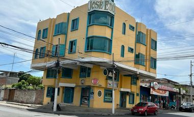 EDIFICIO RENTERO ESQUINERO EN VENTA EN EL CENTRO DE MANTA ECUADOR