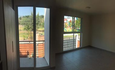 CASA CON ROOF GARDEN Y RECÁMARA EN PB EN VENTA CERCA DE CLUB DE GOLF PARAISO