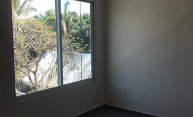 CASA CON ROOF GARDEN Y RECÁMARA EN PB EN VENTA CERCA DE CLUB DE GOLF PARAISO