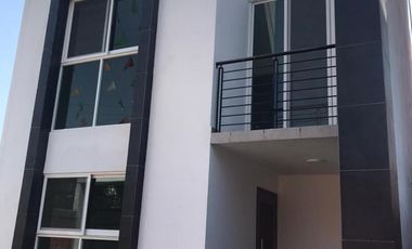 CASA CON ROOF GARDEN Y RECÁMARA EN PB EN VENTA CERCA DE CLUB DE GOLF PARAISO