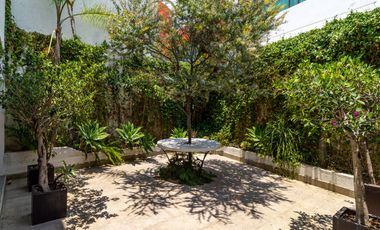 HERMOSA RESIDENCIA MODERNISTA  EN CONDOMINIO CON ALBERCA TECHADA