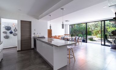 HERMOSA RESIDENCIA MODERNISTA  EN CONDOMINIO CON ALBERCA TECHADA