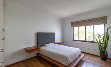 HERMOSA RESIDENCIA MODERNISTA  EN CONDOMINIO CON ALBERCA TECHADA