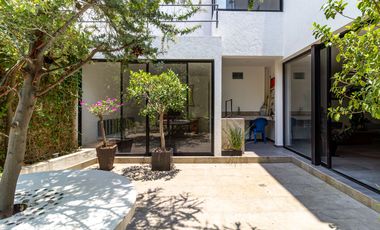 HERMOSA RESIDENCIA MODERNISTA  EN CONDOMINIO CON ALBERCA TECHADA