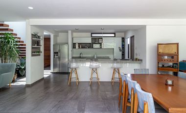 HERMOSA RESIDENCIA MODERNISTA  EN CONDOMINIO CON ALBERCA TECHADA