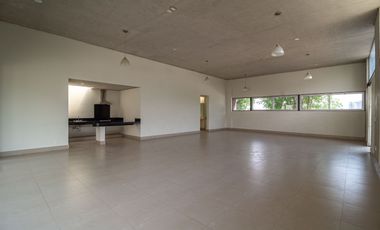 HERMOSA RESIDENCIA MODERNISTA  EN CONDOMINIO CON ALBERCA TECHADA