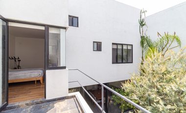 HERMOSA RESIDENCIA MODERNISTA  EN CONDOMINIO CON ALBERCA TECHADA