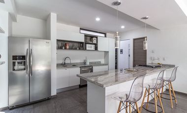 HERMOSA RESIDENCIA MODERNISTA  EN CONDOMINIO CON ALBERCA TECHADA