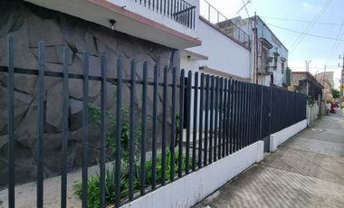 Casa en Venta en el Centro de Guayaquil, Sector Comercial,  4 Habitaciones,  2 Baños, Terraza,  Garaje.