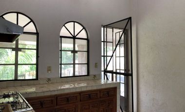 Casa en venta para RENOVAR, Burgos Bugambilias, Cuernavaca zona sur