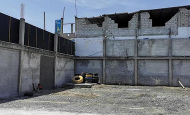 TERRENO EN VENTA CON TRES LOCALES EN ZONA ATUNERA INDUSTRIAL DE MANTA