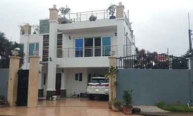 4 STOREY 5 BEDROOMS HOUSE  INSIDE SUBDIVISION WALKING DISTANCE TO THE SEA P27MN.