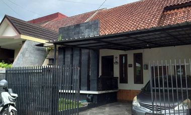 Rumah Asri Halaman Luas di Sidoarum dekat Jalan Godean