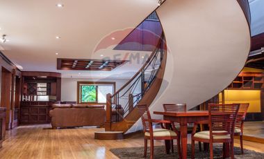 EN VENTA CASA DE LUJO VIA IMBAYA