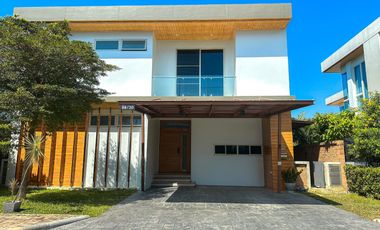 Modern 4 Bedroom Pool Villa in San Kamphaeng for Rent