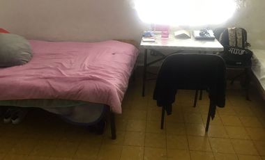 SE RENTA HABITACION EN EL CENTRO.