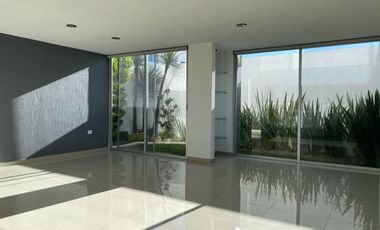 Casa en Renta en esquina Lomas de Angelópolis II, Zona Azul