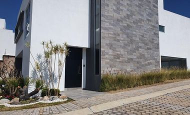 Casa en Renta en esquina Lomas de Angelópolis II, Zona Azul