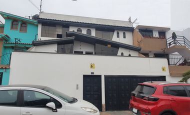 VENDO CASA CON 4 DEPARTAMENTOS -RENTA GARANTIZADA - SURCO