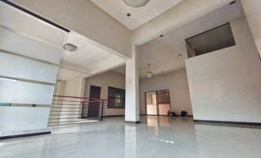 FOR RENT Semi furnished 4BR House in White Plains, Quezon City - OBRH541