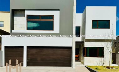 Residencia en Venta con Recamara en Planta Baja y Alberca Canteras $19,200,000