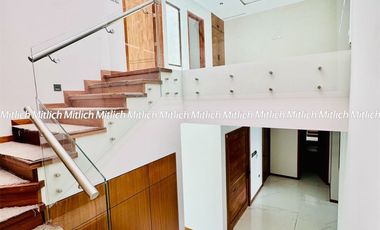Residencia en Venta con Recamara en Planta Baja y Alberca Canteras $19,200,000